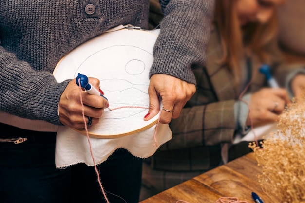 atelier broderie - echipă la lucru
